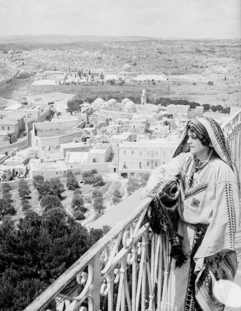 cairobioghraphy's tweet photo. "مدينة القدس العربية"

سيدة فلسطينية تنظر للمدينة عام ١٩٠٠م
#سيرة_القاهرة https://t.co/RmSZP4AGil