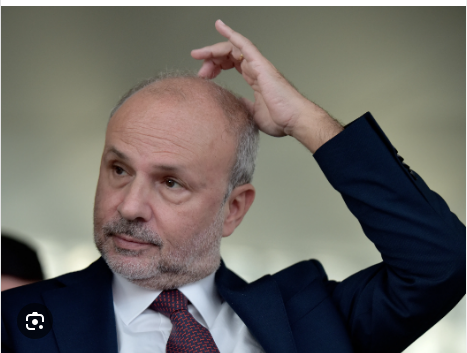 UGirovago77000's tweet photo. Arriva lo stop nelle parafarmacie di misurare la pressione,fare un prelievo del sangue, un elettrocardiogramma.Quando hai nella maggioranza 9 parlamentari e il presidente dell'ordine dei farmacisti 
capita!!!volevano diminuire i tempi di attesa ?
si. dei loro guadagni schifosi😡 https://t.co/RsXeR1VPHc