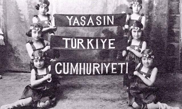 Bir ışık vardır; insanın insan olma tarihinde elden ele taşınan. Bu topraklarda o ışığın adı "Cumhuriyet"tir.

Aydınlanma yolunda atılan en güzel ve en özgür adımdır #Cumhuriyet..

Cumhuriyet bir mucizedir...
Kutlu olsun !
#CUMHURIYETİMİZ100Yaşında