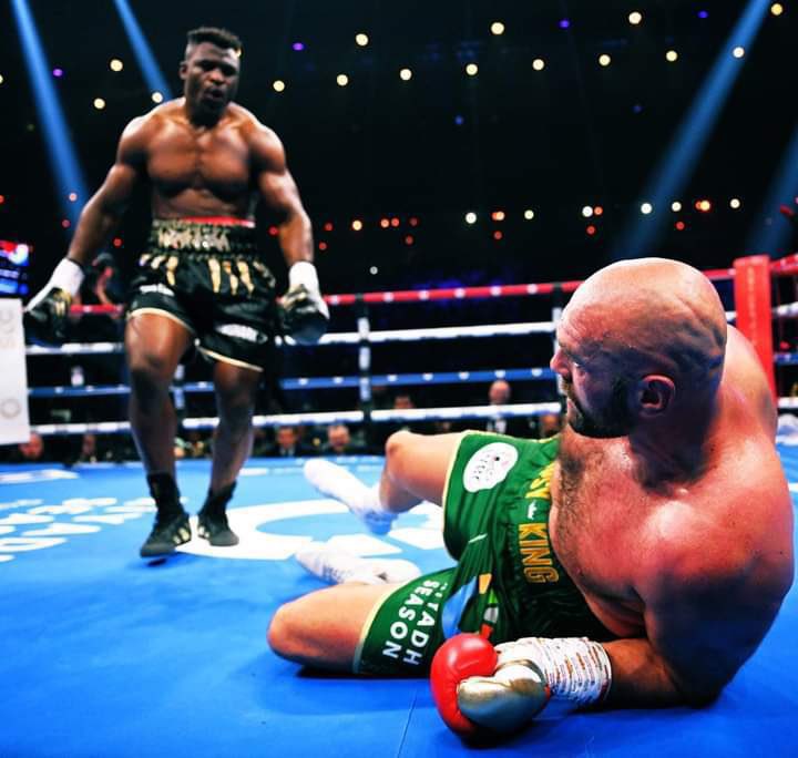 kobabuilding's tweet photo. La défaite GLORIEUSE du KING @francis_ngannou et la victoire HUMILIANTE de @Tyson_Fury 
Le Cameroun au Sommet du monde. 🔥 https://t.co/DUvdKuRDge