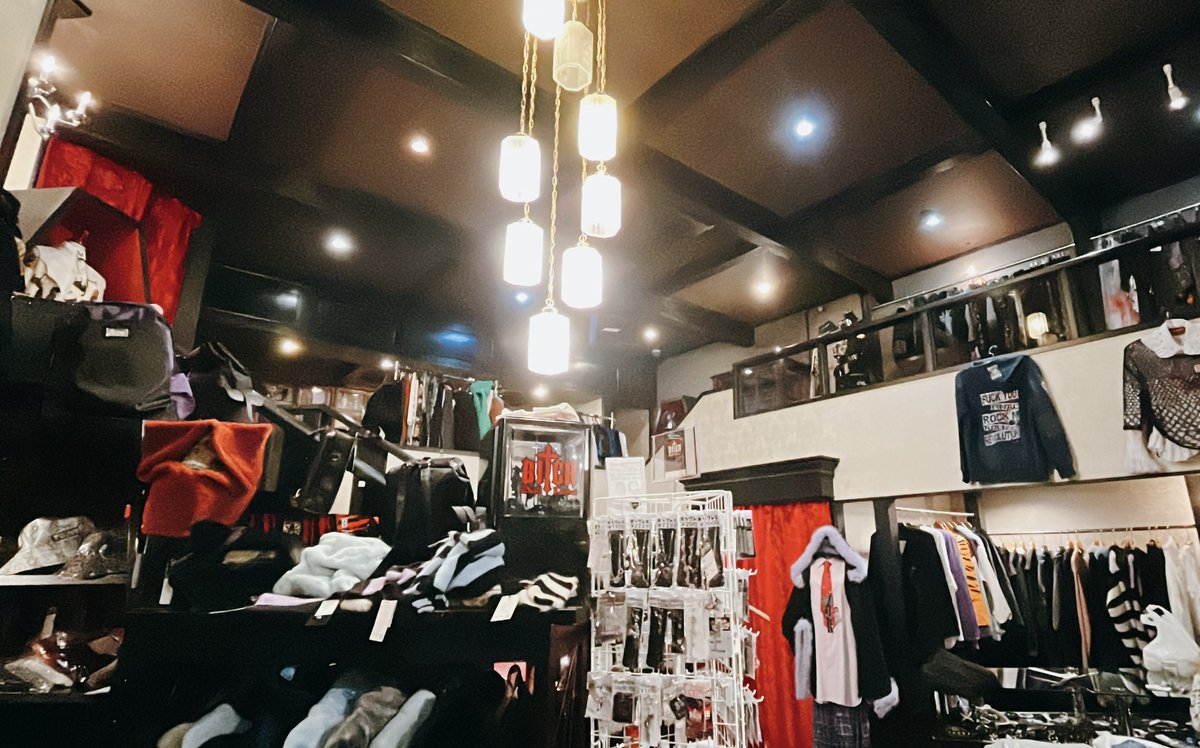 kagami3314's tweet photo. 20年くらい通っていた
大好きな服屋さん。
今日が最終営業日。

いつ言っても元気にお出迎えしてくれた店長
いつも愚痴を聞いてくれた店長
わたしの好みを誰よりも知ってくれてる店長

寂しいけどこれからの店長も応援します。

また会える
留学先でも元気な店長でいてください。
@BitchGoldLabel https://t.co/UCV6LAxnhs