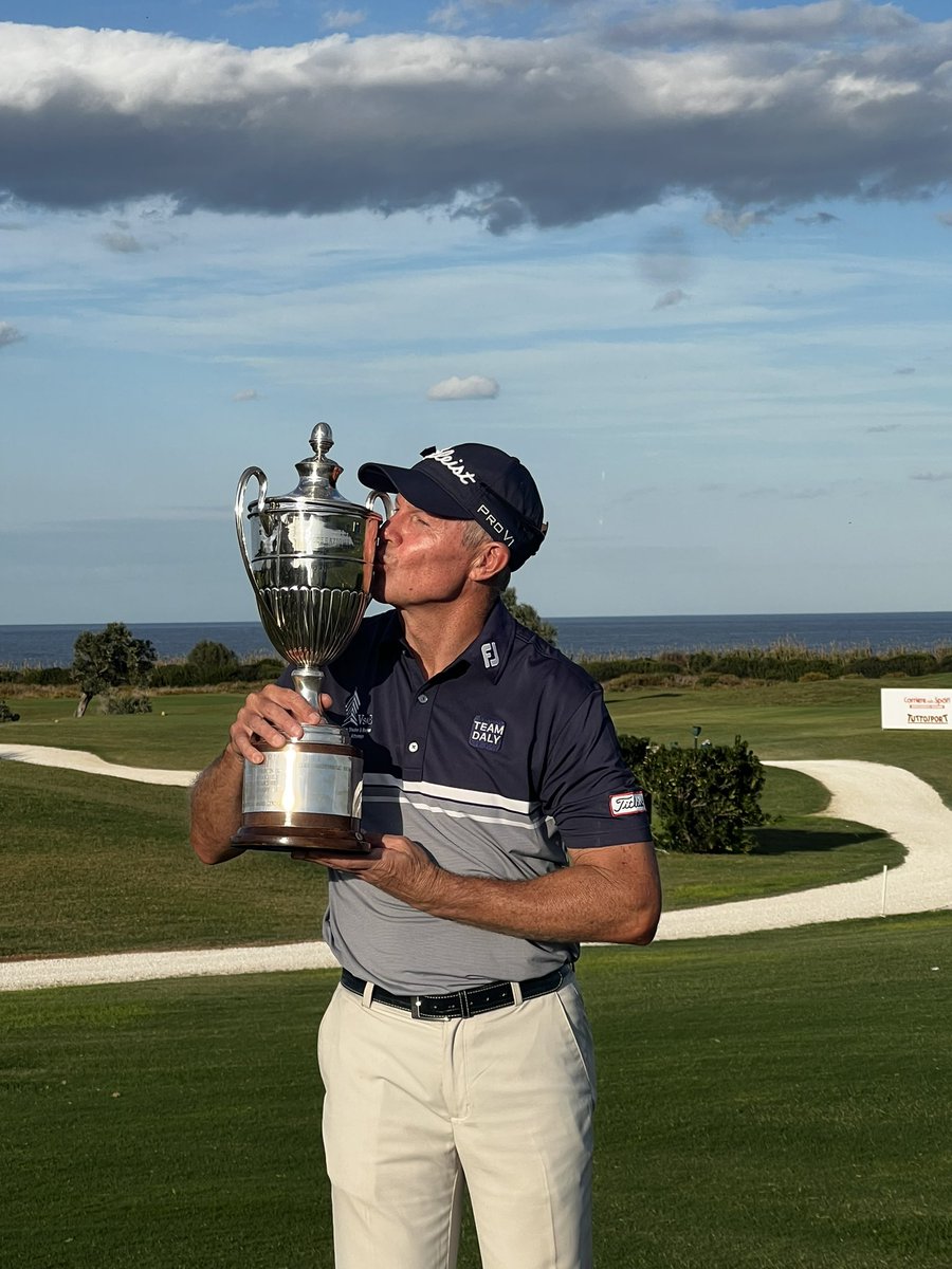 What a week for James Kingston <a href="/euLegendsTour/">Legends Tour</a> with his 2nd #SMSeniorItalianOpen victory 🏆 #golf I have told him, weeks which start off having a chat with me, end with a trophy! 🤣 #tv #presenter #reporter #legendstour #luckycharm #winnerwinner