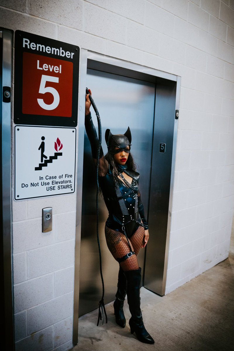 ChasidyLashay's tweet image. Paying homage to Ms @halleberry who played “Patience Phillips” in the 2004 film CatWoman. One of my favorites🖤
#Halloween2023 #halleberry #Catwoman #halloweencostume #hottieween