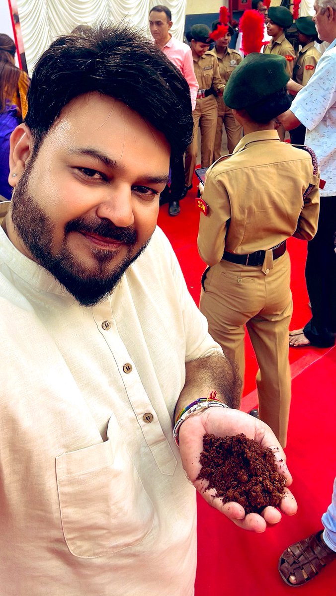 ganeshmpandey's tweet photo. ‘मेरी माटी, मेरा देश’ अर्थात ‘मातीला नमन, वीरांना वंदन’ !

देशाभिमान जागवणाऱ्या महाभियानाचा ऐतिहासिक गिनीज वर्ल्ड रेकॉर्डमध्ये आजच सहभागी व्हा! 

मातीसोबत तुमचा सेल्फी घेऊन येत्या 31 तारखेपर्यंत आपण या अभियानात सहभागी होऊ शकता.
#MeriMatiMeraDesh #मेरीमाटीमेरादेश @BJP4Maharashtra @BJP4Mumbai @BJP4India @Dev_Fadnavis @ShelarAshish @poonam_mahajan @MPLodha #SelfiewithMeriMati @mipravindarekar @PrasadLadInd