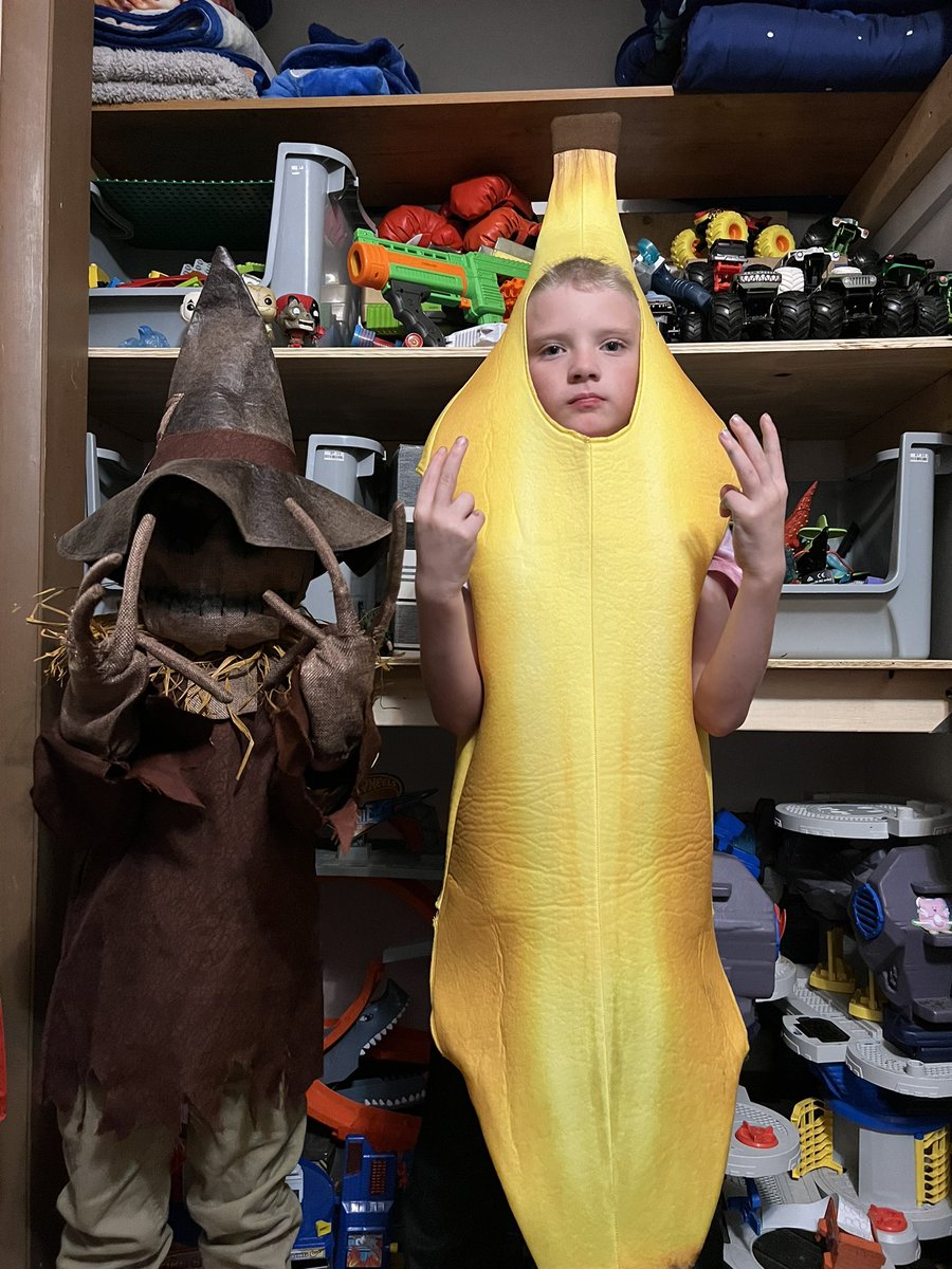 pezman_do's tweet photo. @SafemoonYolo Phoenix and Link in their costume Link had a hard time doing the 32 with his gloves on lol. Phoenix said if he know there was going to be a costume contest for #safemoon he would’ve been a pineapple instead of a banana. #SAFEMOONFAMILY #teamyolo @InsaneHalloween @DefiMirrorMan https://t.co/GpSJTv1ILc