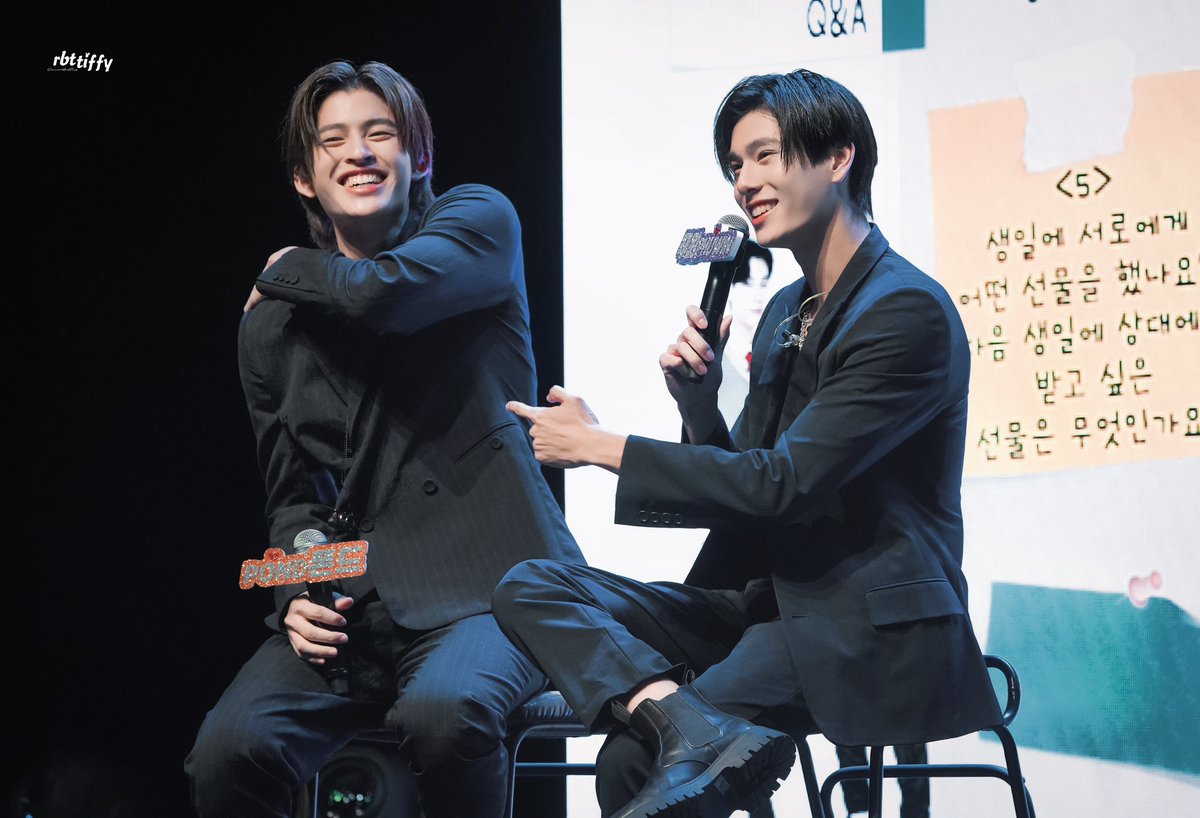 everlas_tings's tweet image. 𝟐𝟑𝟏𝟎𝟐𝟖 ₍ᐢ⸝⸝› ̫‹⸝⸝ᐢ₎ 

좋은하루💫 

#PondPhuwin
#GMMTVFANDAY6
#PPfandayxSeoul 
@ppnaravit @phuwintang