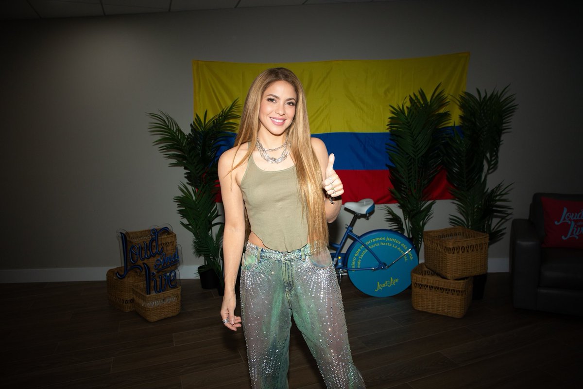 shakira tweet picture