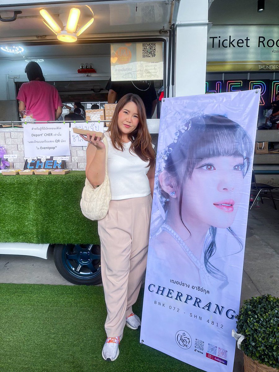 CherSic_PR's tweet photo. ขอขอบคุณแขกกิตติมศักดิ์ที่มาเยี่ยมรถ Food Support ของ CherSic Village ในวันนี้นะคะ ✨️🙏

DepartCher Graduation 

#ConGradPcher https://t.co/DqWhdo8QUX