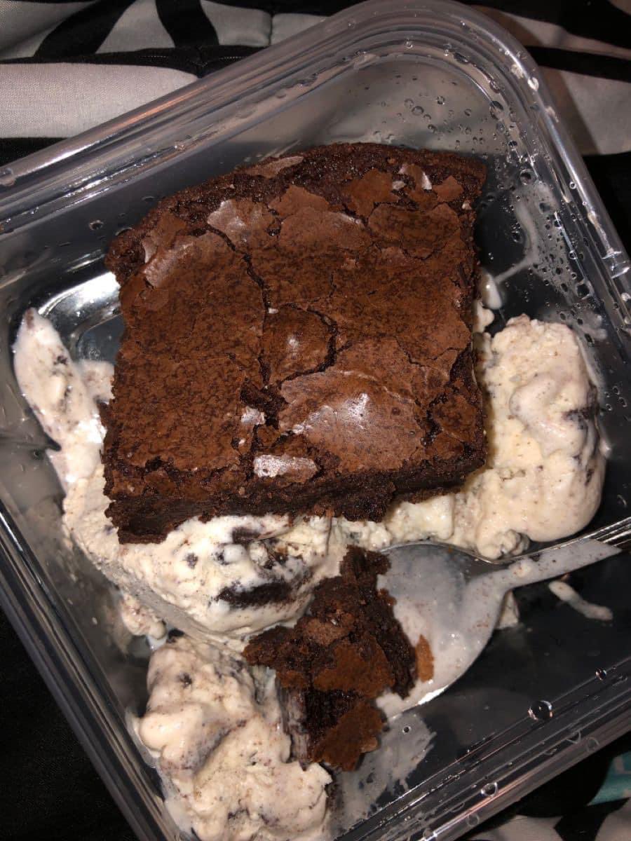 layxsnv's tweet photo. Fudge Browines with cookies &amp; cream ice cream 🤤 https://t.co/HemUN2DYUh