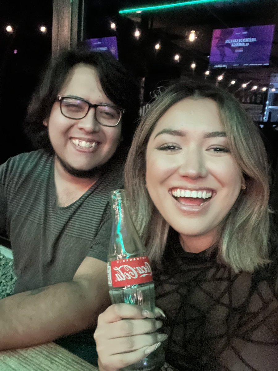 AimeeMagallon's tweet photo. Que bonito es volverse a reencontrar después de tantos años y que siga siendo igual la cercanía. Sí, somos más grandes, más maduros, capaz y ya empiezan a salir arrugas 🥲 hemos evolucionado pero la esencia sigue.

📸Yo de conductora designada promocionando Coca-Cola. https://t.co/at0o2uSG5b