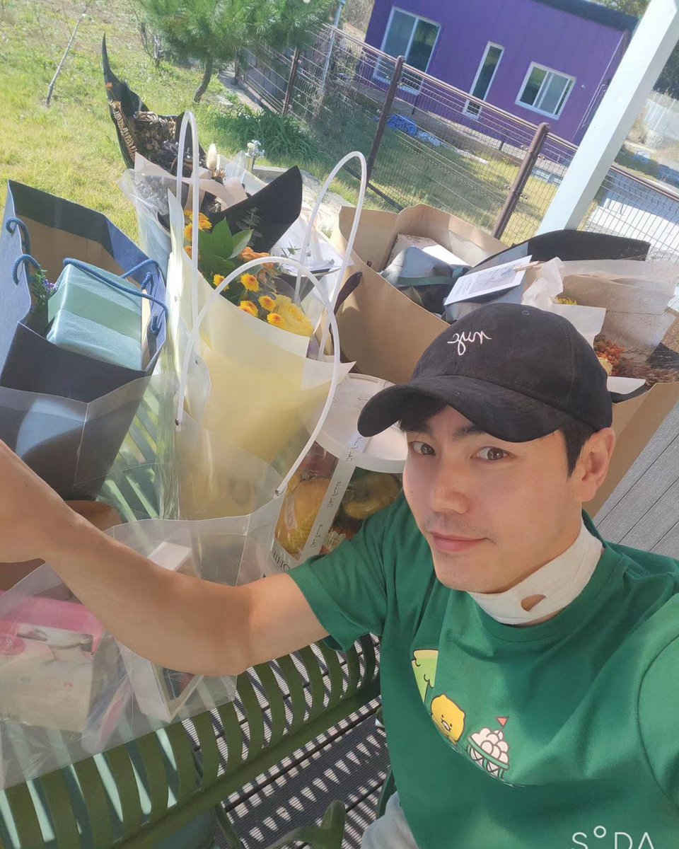 2069438's tweet photo. 어제 '제시의 일기' 막공을 했습니다 아쉬움과 헛헛함에... 아직도 맘이 몽글몽글하네요 ㅠㅜ 
많은 응원 감사드리고요 따뜻한 마음이 담긴 편지와 선물들 너무 감사합니다 
잘 간직할께요 
다시 만날 그날을 기다릴께요 
모두 건강하시고 행복하세요!! https://t.co/1QqWMN1x1L