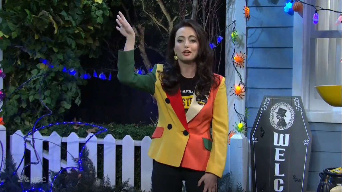 joseramonmarmtz's tweet image. .@SarahSquirm as @frandrescher teaches us how to dress for #Halloween! 
#TheNanny #SagAftraStrike #SNL @nbcsnl