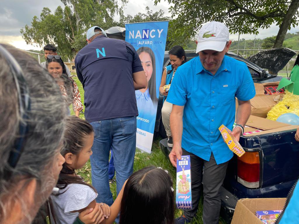 AntonioSPoca's tweet photo. Alegría, diversión, juguetes, sorbetes y dulces llevamos a los niños del caserío Los Frailes, cantón Sitio Viejo en #Ilobasco

En conjunto con @NI_IlobascoSV, @NI_CabanasSV 

@XZablah https://t.co/ooHjtp5KlK