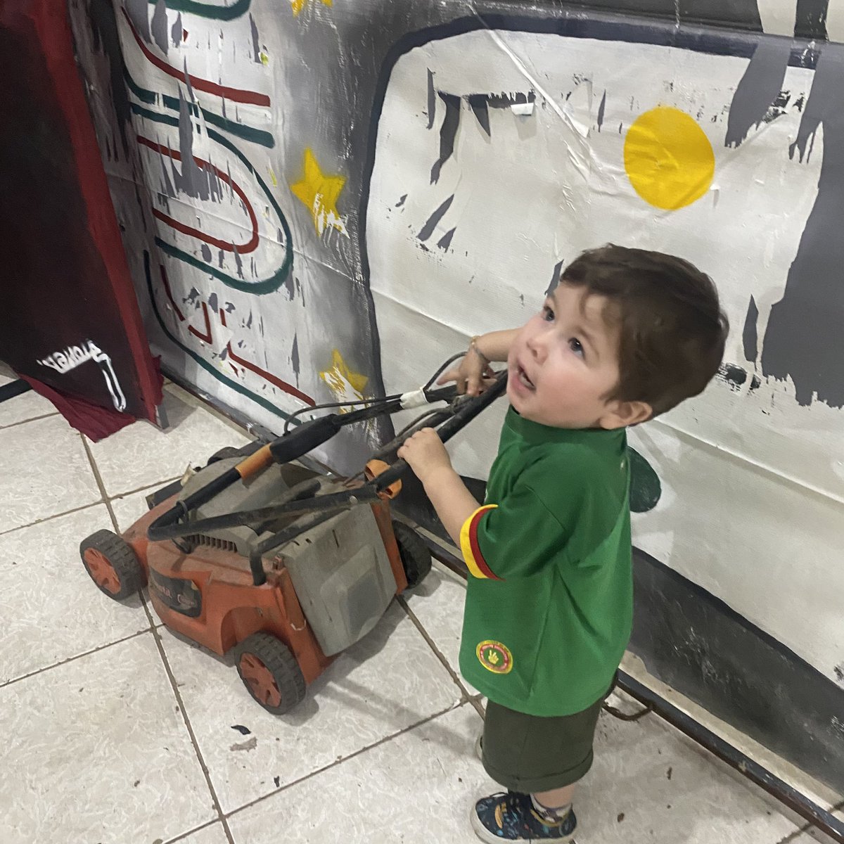 🚨VEJA: Criança gincaneira se revolta após querer participar de tarefas e ser colocado pra fazer trabalho braçal como punição.