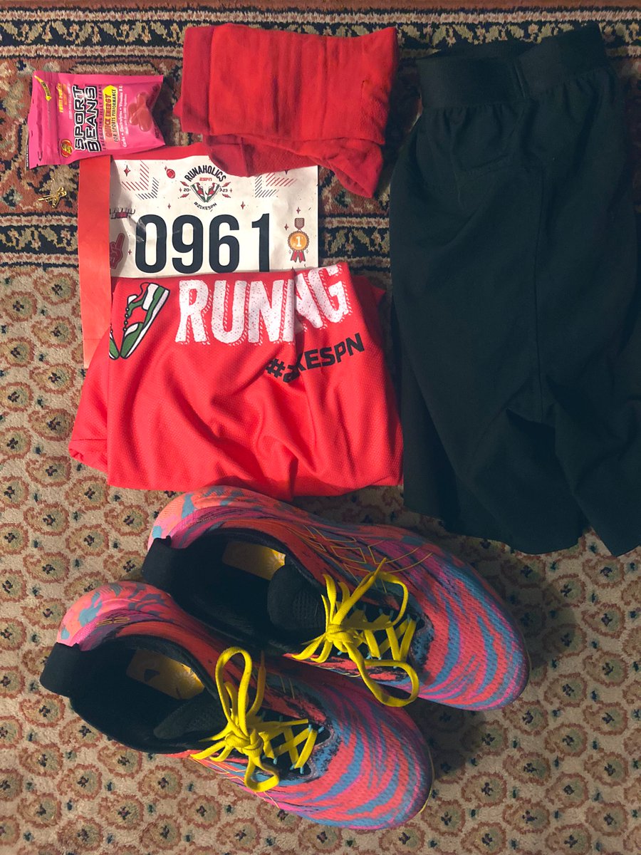Arzac23's tweet photo. ¡La foto menos aesthetic pero ya todo listo para la carrera de mañana! #RUNAHOLICS https://t.co/To2F2MNAga