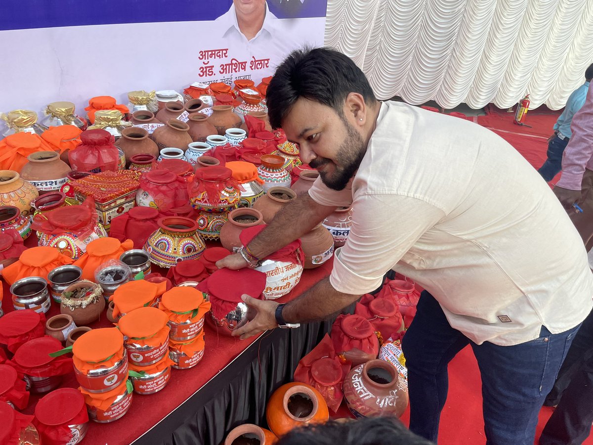 ganeshmpandey's tweet photo. #MeriMatiMeraDesh अभियान में वीर-वीरांगनाओं को सम्मान हेतु अमृत कलशों में एकत्र की गई मिट्टी दिल्ली लाई जाएगी, जिससे ‘अमृत वाटिका’ का निर्माण होगा। @BJP4Mumbai अध्यक्ष विधायक श्री @ShelarAshish जी के नेतृत्व में आज दिल्ली के लिये रवाना हुवे 
आप भी इस अभियान से जुड़ें और इसे सफल बनाएं। @narendramodi @AmitShah @Dev_Fadnavis @JPNadda @cbawankule @poonam_mahajan @MPLodha @manoj_kotak @iGopalShetty @parag_alavani @PrasadLadInd @mipravindarekar @AmeetSatam @Yogeshsagar09 @Sunilrane_bjp @SanjayRupadhyay 

#VeeronKaVandan #AmritVatika