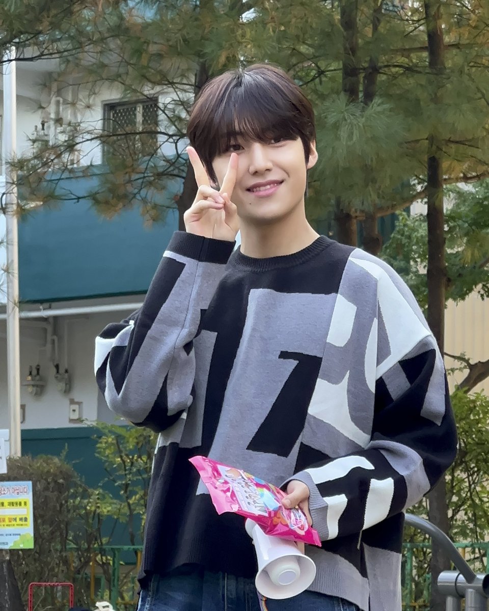 lO26ver's tweet photo. 231029 유나이트 일일팬매 

은상이 쁘이✌🏻✌🏻✌🏻 

#은상 #유나이트 https://t.co/I31bkBJqAF