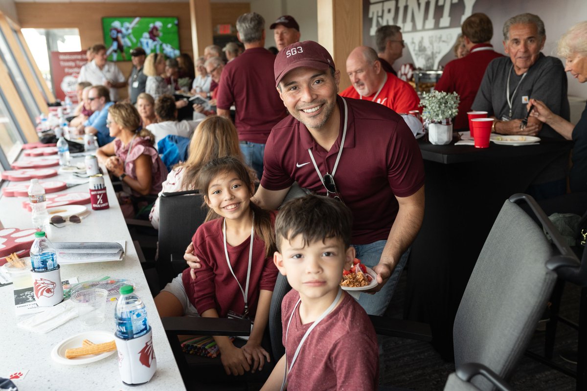 TrinityUAlumni's tweet image. It was another awesome day of #TUAlumniWeekend! Alumni showed off their #TigerPride at the tailgate and football game and deepened connections with the people and places that made their time at Trinity special while making new memories. 

#TrinityUAlumni 🐯