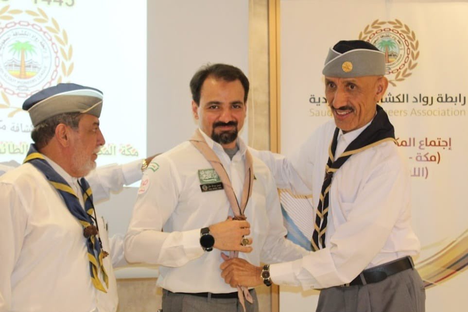 EAlrowad's tweet photo. الأمين العام لرابطة رواد الكشافة السعودية الرائد الكشفي أ/زيد البتال يقلد الشارة الخشبية لعضو مكتب رواد كشافة مكة المكرمة الرائد الكشفي أ/فيصل طبل 
#رابطة_رواد_الكشافة_السعودية https://t.co/sSvO55uZzZ