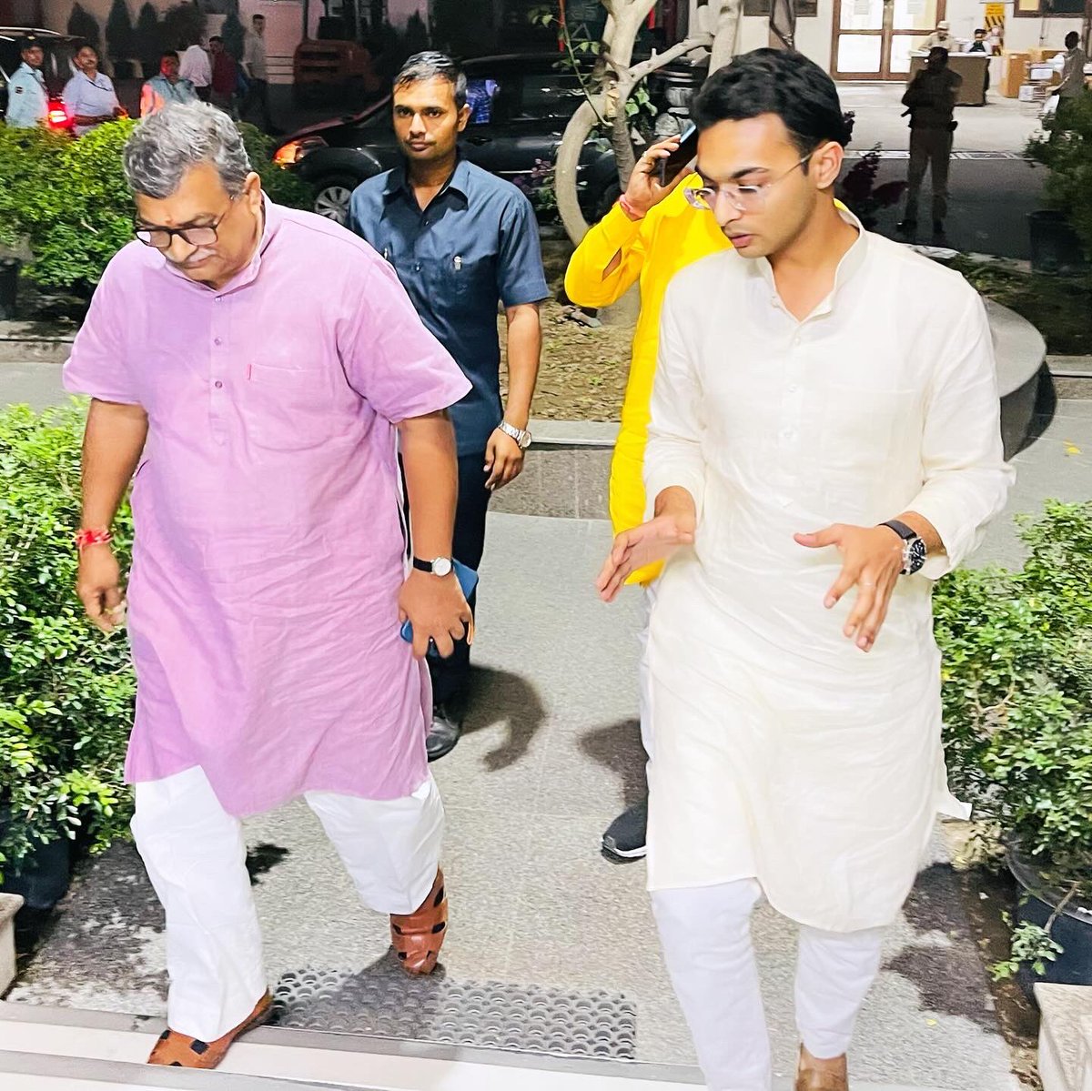 pranit_gupta's tweet photo. It was an honor to host Central Secratary General @digitalvhp Shri @MParandeVHP 
ji Bhaisahab at our factory. A short but fruitful meeting. विहिप के केंद्रीय महामंत्री मिलिंद परांडे जी का सानिध्य प्राप्त हुआ। #sanatan #hindu #vhp #vishvahinduparishad #amroha #moradabad #muradabad https://t.co/ONDsiRvTcx
