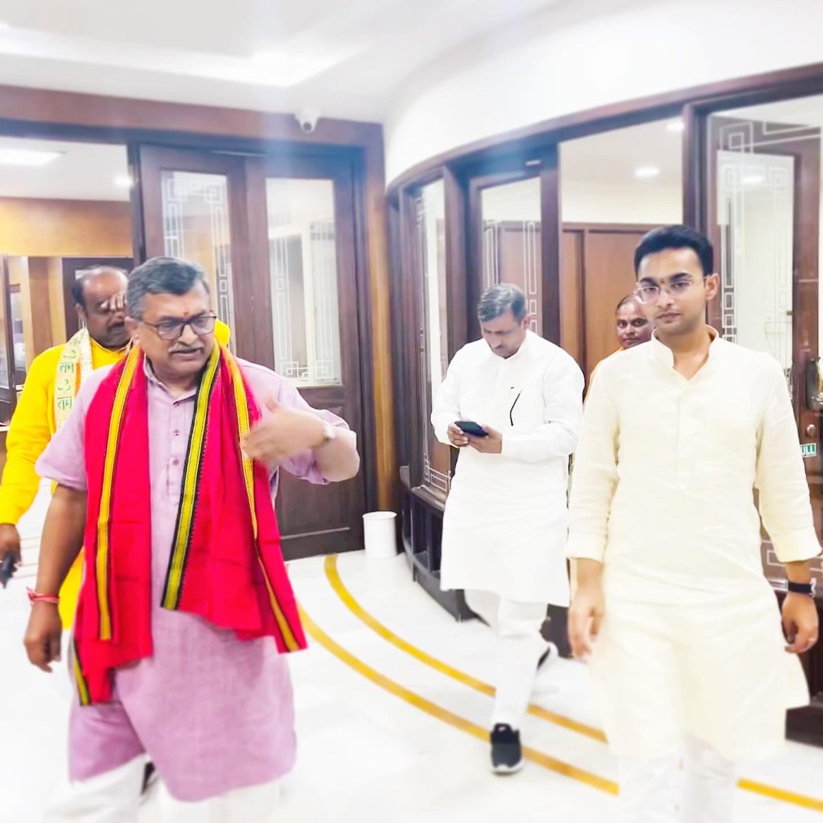 pranit_gupta's tweet photo. It was an honor to host Central Secratary General @digitalvhp Shri @MParandeVHP 
ji Bhaisahab at our factory. A short but fruitful meeting. विहिप के केंद्रीय महामंत्री मिलिंद परांडे जी का सानिध्य प्राप्त हुआ। #sanatan #hindu #vhp #vishvahinduparishad #amroha #moradabad #muradabad https://t.co/ONDsiRvTcx