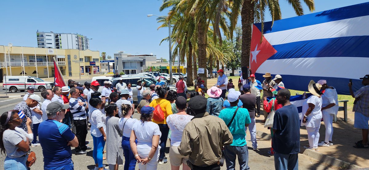CubaMINREX's tweet photo. Amigos solidarios desde Namibia 🇳🇦 y Australia 🇦🇺, se suman al reclamo internacional para exigir el levantamiento del bloqueo impuesto por el gobierno de EE.UU. 🆚️ #Cuba 🇨🇺.

#MejorSinBloqueo https://t.co/cnZriLtCTj