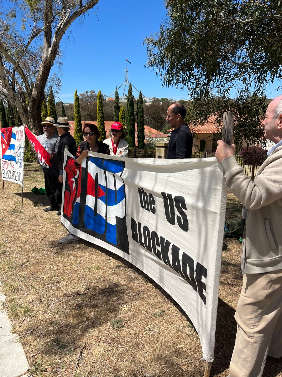 Amigos solidarios desde Namibia 🇳🇦 y Australia 🇦🇺, se suman al reclamo internacional para exigir el levantamiento del bloqueo impuesto por el gobierno de EE.UU. 🆚️ #Cuba 🇨🇺.

#MejorSinBloqueo