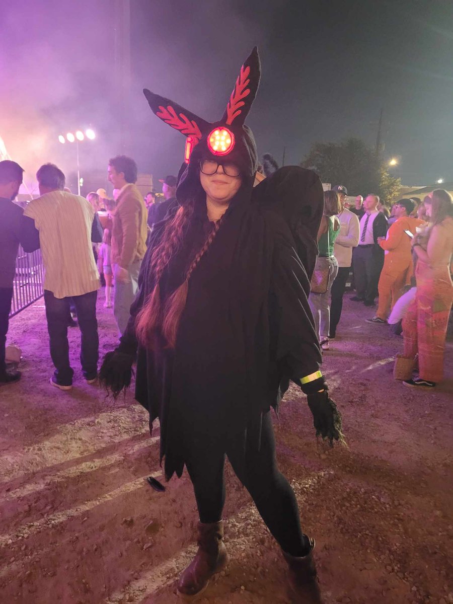 heyitsmeshaunna's tweet photo. i was mothman for halloween and Ally was The Pricemaster https://t.co/RstNzjTgyf