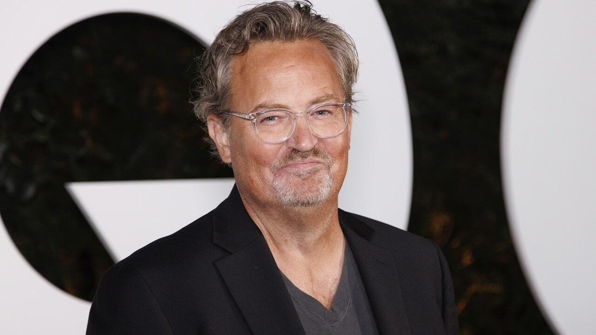 FranceNews24's tweet photo. 🔴 INFO - #ÉtatsUnis : L'acteur américain Matthew Perry, inoubliable Chandler Bing dans la série «Friends», est mort à l'âge de 54 ans. #MatthewPerry https://t.co/sSpbKlSLIG