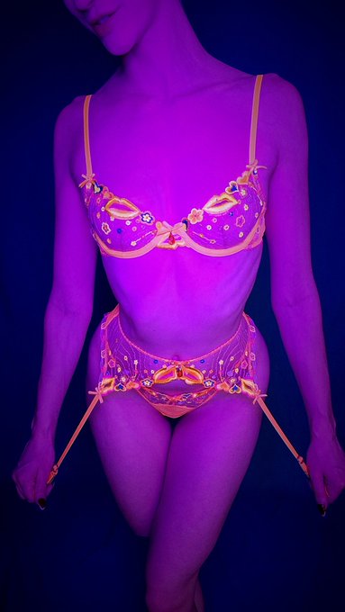 I'm carving my pumpkin LIVE tomorrow night!  3PM PST!   https://t.co/EENmdNglgP https://t.co/gGsBtDP<a href="/tag/mvsales"class="tags"><span>#mvsales</span></a>