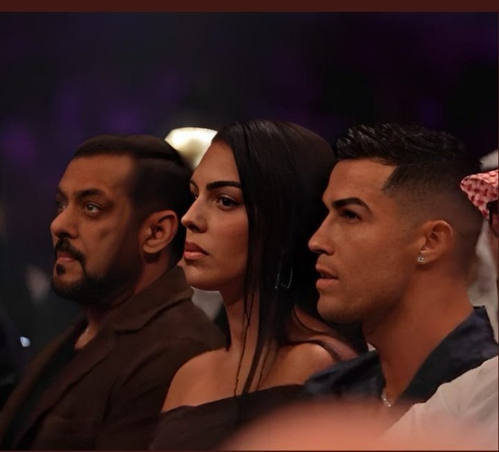 Unexpected Crossover❤️‍🔥
Megastar #SalmanKhan with
#CristianoRonaldo at the
#BattleOfTheBaddes Opening
Ceremony, Riyadh #Tiger3 
WHAT A LEGENDARY FRAME❤️