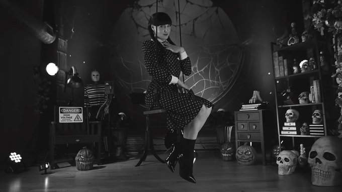 🦇Wednesday🦇  ...is happening right now... Join this beautiful, scary, intriguing show....  https://t