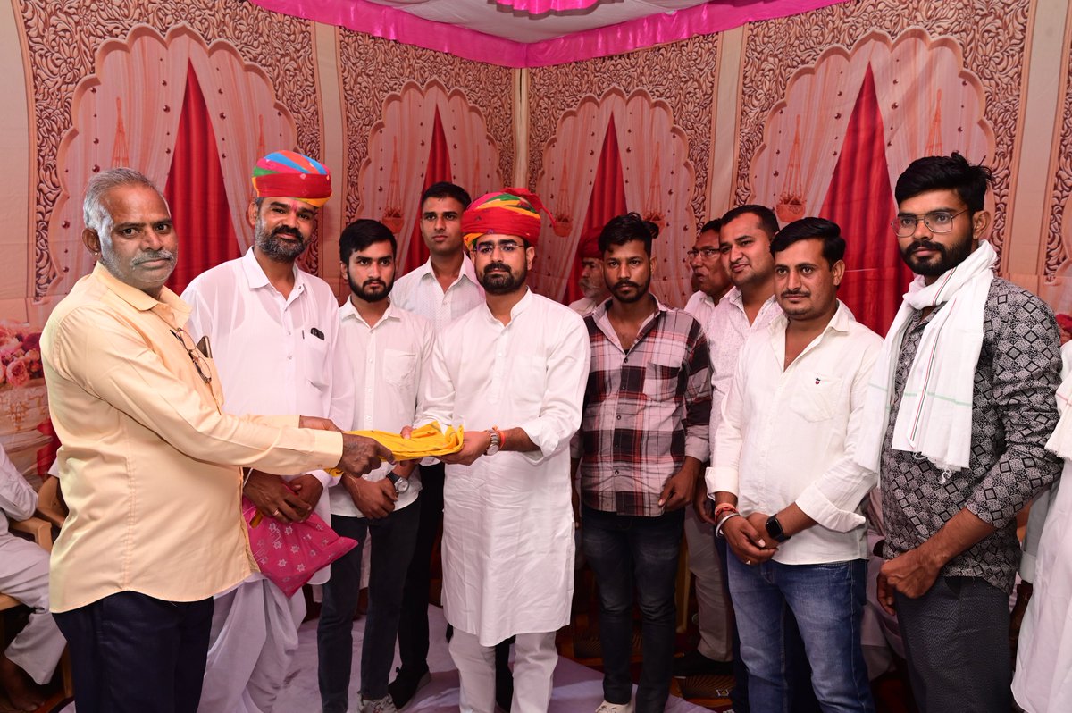 RamniwasGawriya's tweet photo. ब्लॉक कांग्रेस कमेटी मिठड़ी के अध्यक्ष गोपाल जी गुर्जर के सामाजिक कार्यक्रम में पहुंचकर उन्हें शुभकामनाएं प्रेषित की।

@INCIndia @INCRajasthan
#Parbatsar #राजस्थान #RamniwasGawriya #कांग्रेस_फिर_से #rajasthanelection2023 https://t.co/AUMq5ogKOk