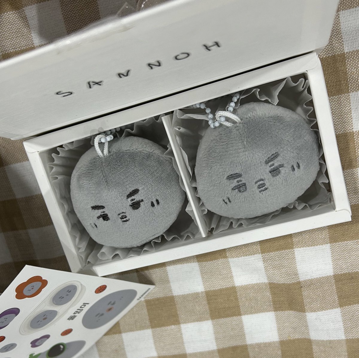 stone_ppyong's tweet photo. [ 현장판매 공지 ]

지금부터 2시반까지 현장판매 진행합니다!

금액 : 1만원

이후 남은 재고는 통판 진행 예정입니다~
(이벤트 상품은 현판 종료 후 추첨예정) https://t.co/jelgoZRqJs