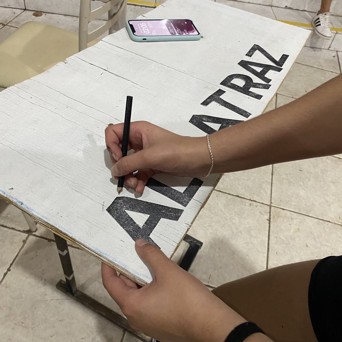 🚨VEJA: jovens membros de apoio da Dread passam a noite pintando placas pra tarefa gincaneira.