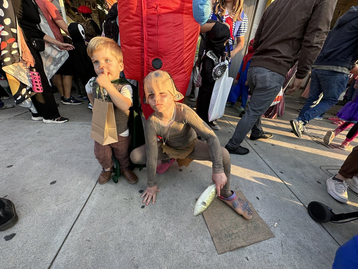 To cleanse your timeline here is our precious on the Atwater Boolevard yesterday. He bumped into a little Frodo putting his finger in the One Nostril.