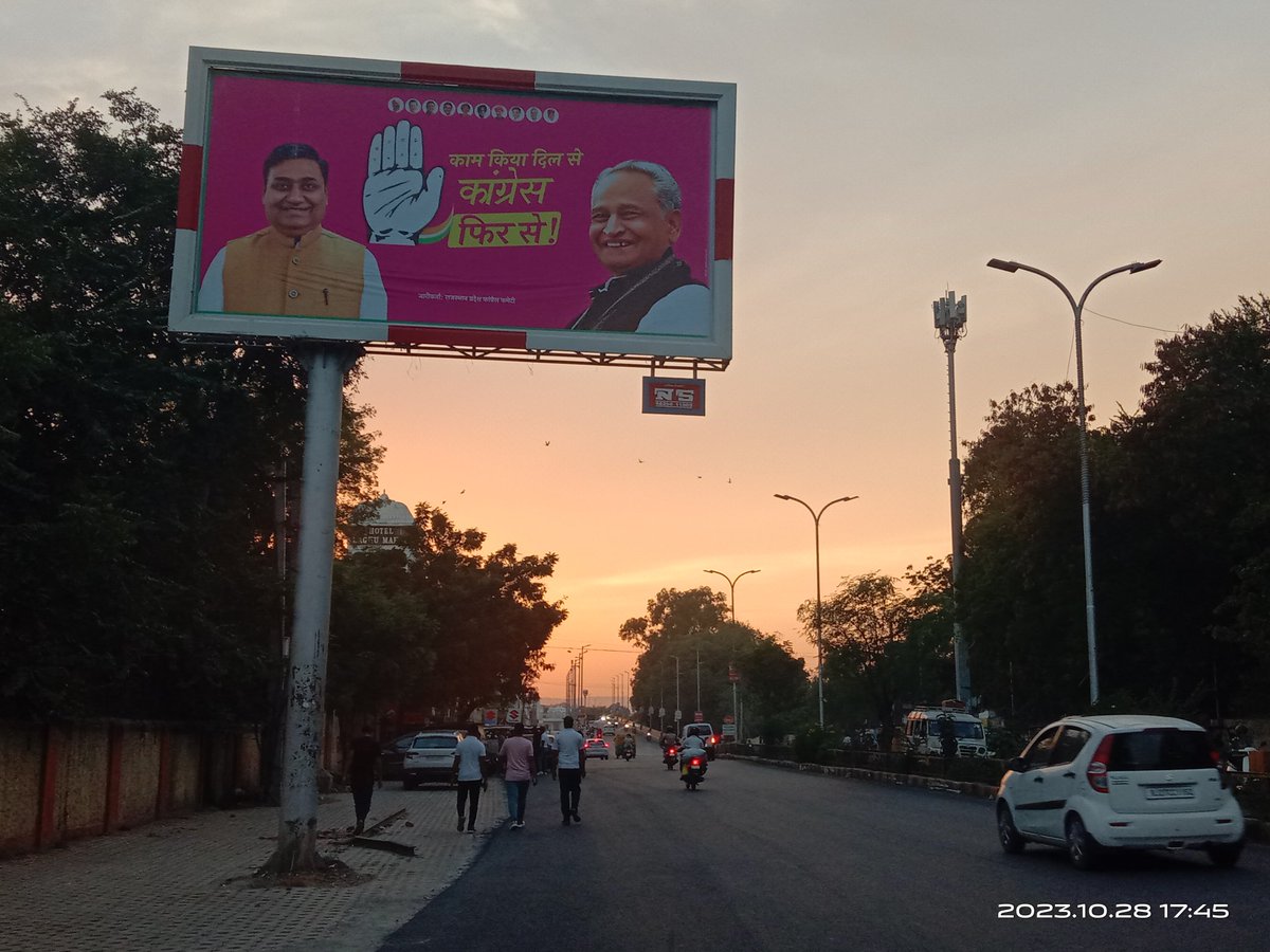 AtulShah_0294's tweet photo. #आचार_संहिता_की_पालना...........
क्या ये क्षेत्र (वाणिज्य कॉलेज के सामने,एयरपोर्ट रोड, उदयपुर राजस्थान) आचार संहिता के अंतर्गत नही आता है अभी भी  पोस्टर लग रहे है.?
@UdaipurDm @UdaipurPolice 
@DIPRRajasthan @RajGovOfficial 
#RajasthanElection2023 @TrendingUdaipur #udaipur https://t.co/Doir7kKb6z