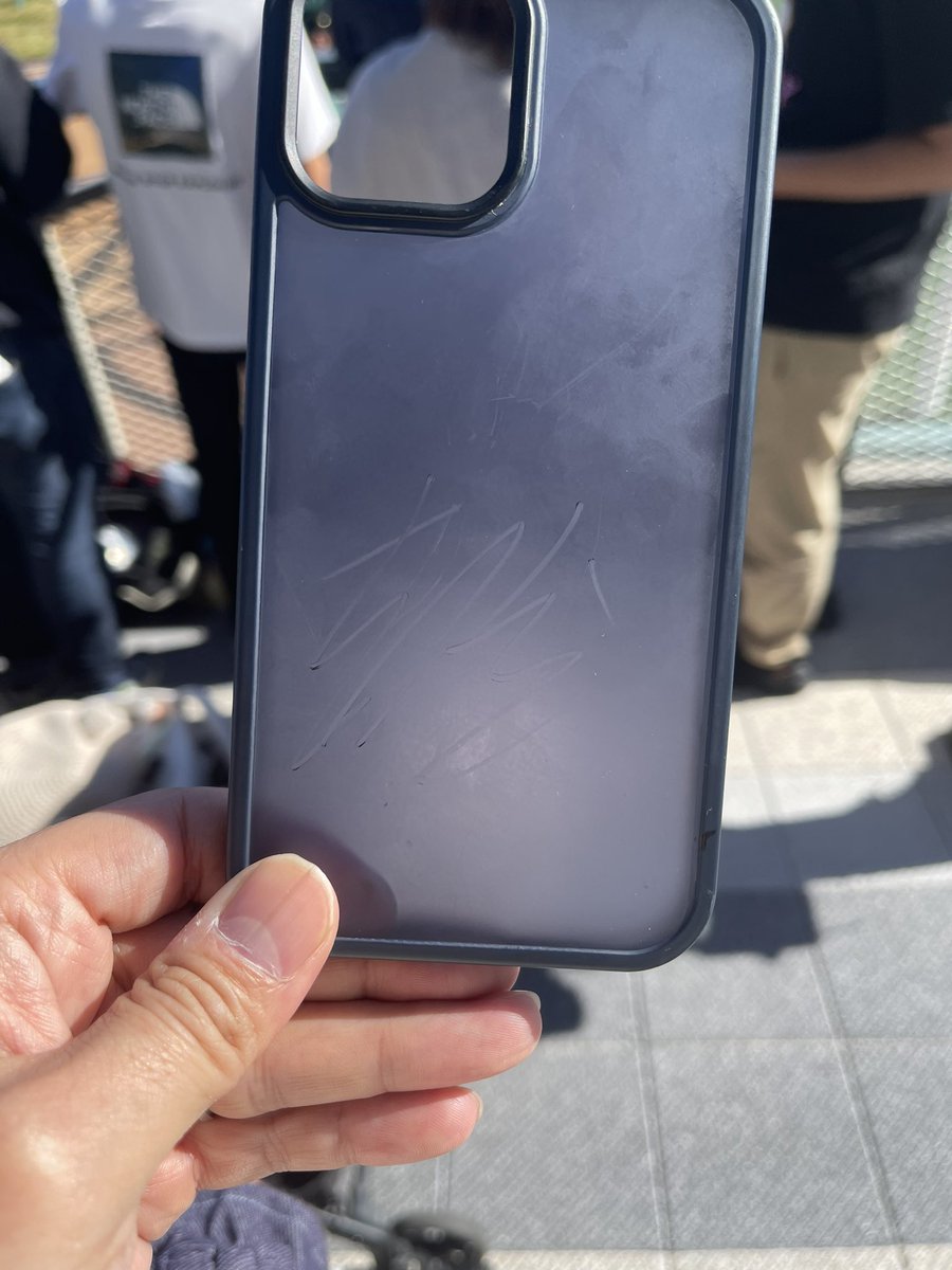TojoTakayuki's tweet photo. サメカツ騎手のサインもろた！！
けどペン薄いのが悔やまれる😭
(しかもケース汚い。笑) https://t.co/eP7I7MOXQx