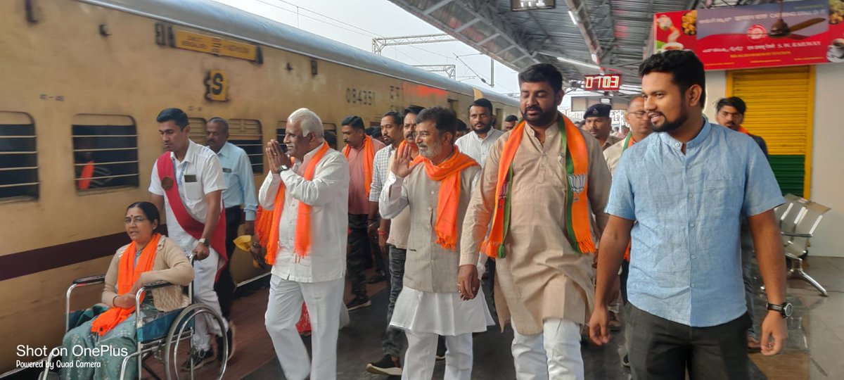 #AmritKalash #AmritKalashYatra Train was flagged of by senior @BJP4India leader & Rajyasabha Member Shri @Irannakadadi_MP Ji with various other BJP leaders at #Belagavi Station ..
