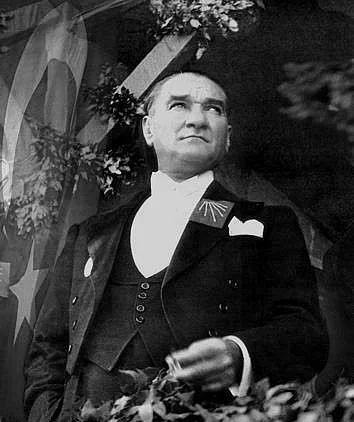 Ey yükselen yeni nesil! İstikbal sizindir. Cumhuriyeti biz kurduk, onu devam ettirecek sizlersiniz.
                                     -M. Kemal ATATÜRK-
#Atatürkünİzinde100YIL