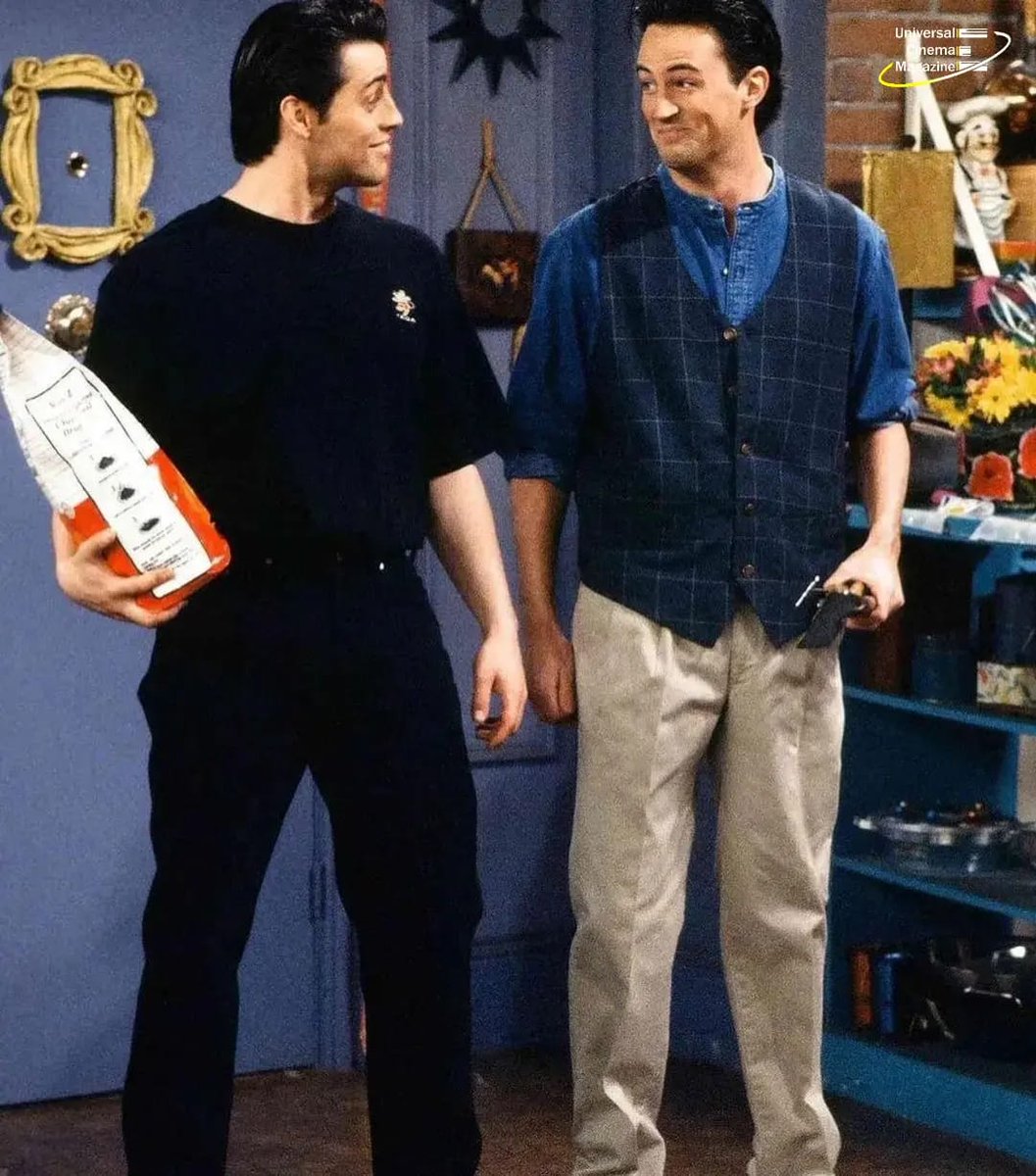 universalcinem3's tweet photo. Matthew Perry, known for his role as Chandler Bing on the tv show Friends, has tragically passed away at the age of 54. 🌹 

Source:thecinemanerd.ig

#matthewperry #chandlerbing #friendsseries #friends #friendsfan #actor #freunde #badnews #🖤 https://t.co/hGkPtEY3Zb