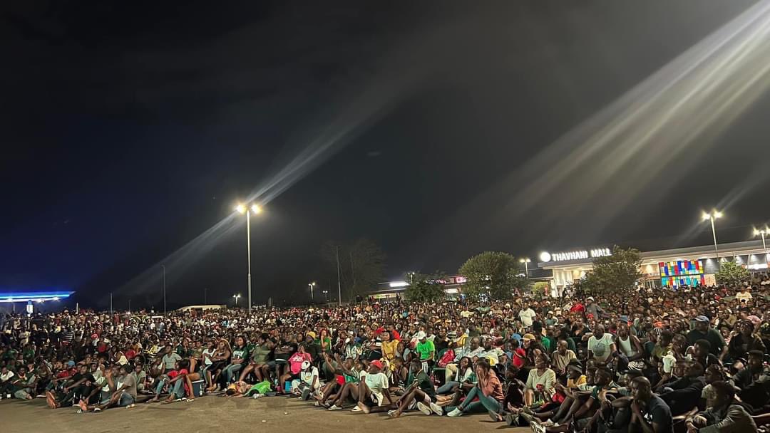 Diegochuene's tweet photo. You’ll never see white people supporting Bafana Bafana like this  but let me keep quiet
   #RWCFinal https://t.co/lOntQA7QLi