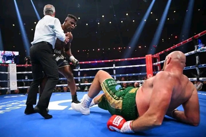 iam1pdarling's tweet photo. I love @Tyson_Fury but common! 
How did he win that match? How for crying out loud! You all want us to stop watching this beautiful game! Robbery! https://t.co/OuBHE2ox7a