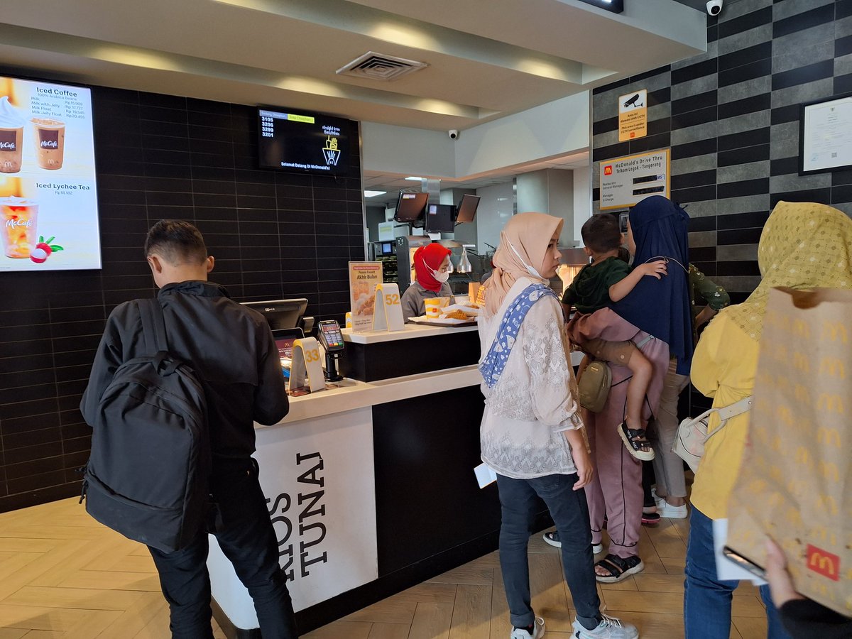 98cheeetos's tweet photo. @McDonalds_ID Telkom Legok, makan fast food biar cepet... ini pelayanannya lama banget https://t.co/pk856cLmhQ