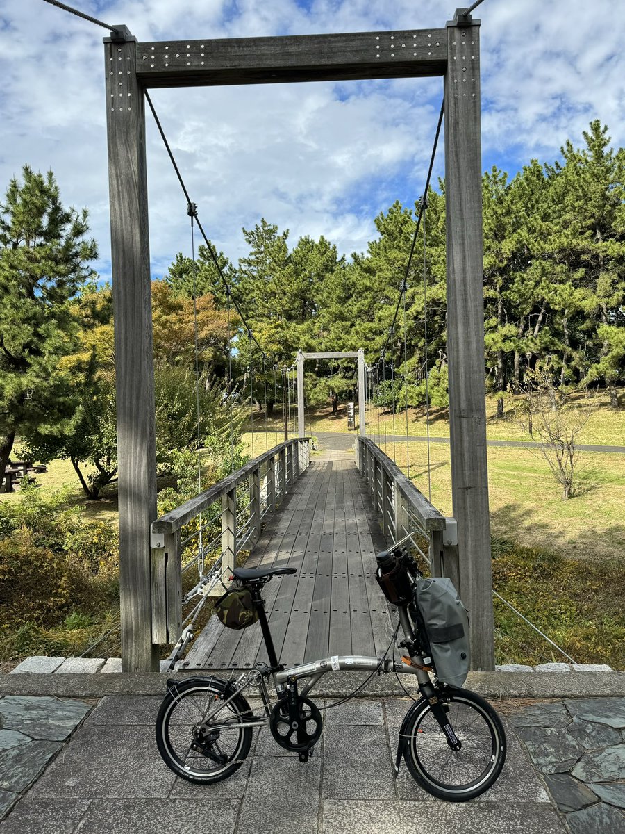 ryo_u_say's tweet image. 葛西臨海公園内の小さな吊り橋にて。

#ブロンプトン #tline #Tライン