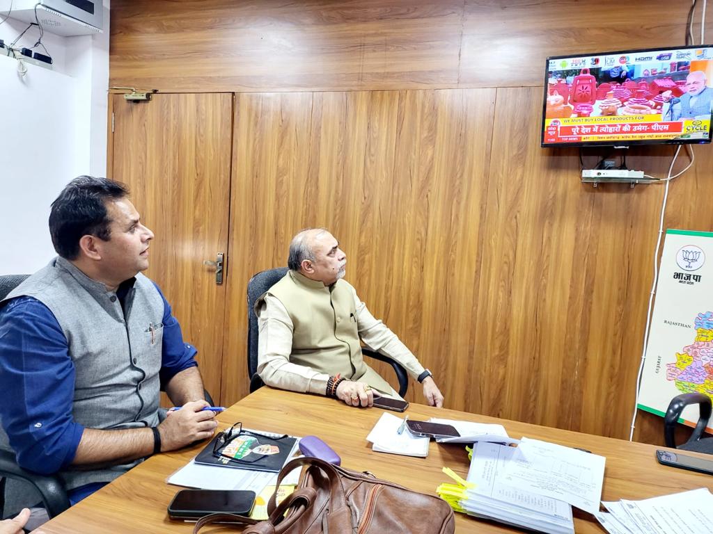 Vinod_gontia's tweet photo. जन जन के नेता भारत के माननीय प्रधानमंत्री नरेंद्र भाई मोदी जी के मन की बात का 106 वा एपिसोड भोपाल बीजेपी कार्यालय में सुना।
@narendramodi @JPNadda @AmitShah @BJP4India @BJP4MP
#mankibaat #modi #bharat #youth #BJP https://t.co/EtKs6TCpyI