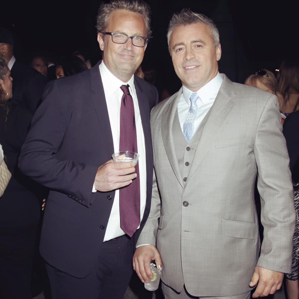 rachiarelli's tweet photo. Working with @MatthewPerry was the first time in my career I ever thought to myself, “I made it” and I worshipped every second of it. Hollywood lost a bit of its sparkle today and I’m heartbroken.

Thanks for all the laughs, Matty. You lit up the world.

#friends #matthewperry https://t.co/LY8tggcX4u