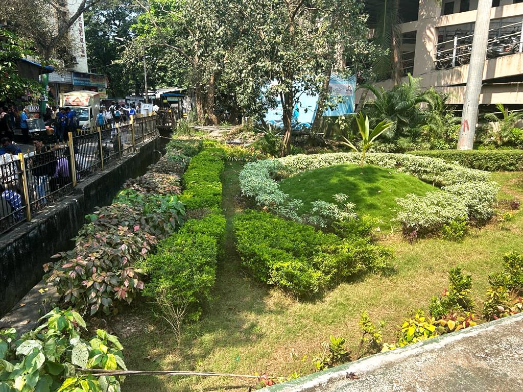 drmmumbaicr's tweet photo. The #Mumbai_Division @Central_Railway gardens, which are kept near the platform, are among the city's most beautiful vistas. These #gardens are a tribute to the passion and commitment of the #Rly_workers, who put in endless hours to turn the busy city into a greener sanctuary. https://t.co/aliwNyapPw