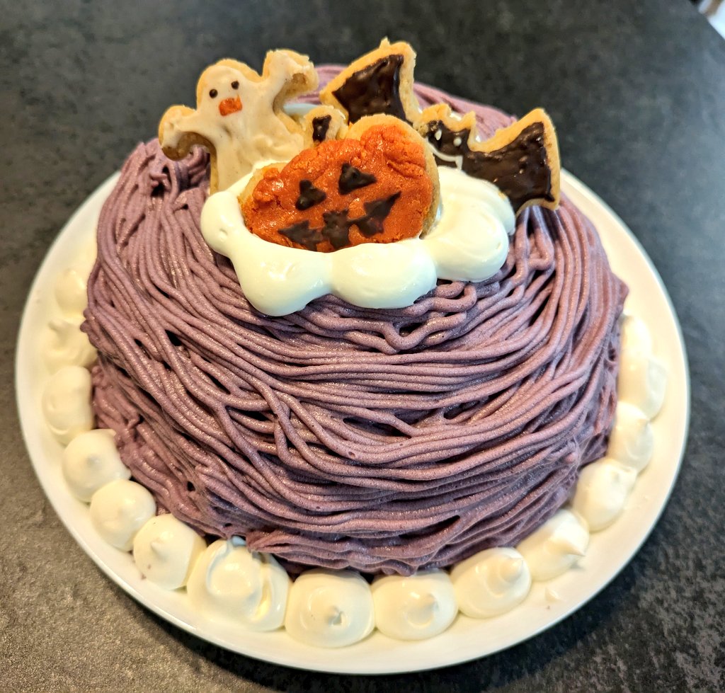 irhrmama's tweet photo. ハロウィンケーキ🎃紫芋モンブラン〜🍠クッキーが雑ww夜ご飯のあとに食べます🥰#お菓子作り好きな人と繋がりたい https://t.co/W6PFduaFMZ