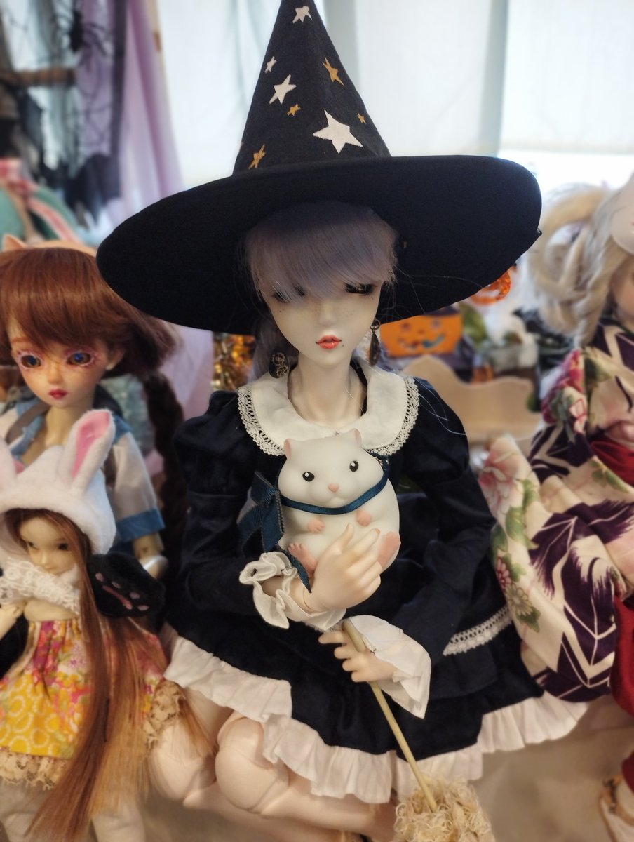 Mweeshroom's tweet photo. I've never seen so many people in the cafe before, I think I'm not the only one excited for Halloween https://t.co/JM9n7m5Pb2
